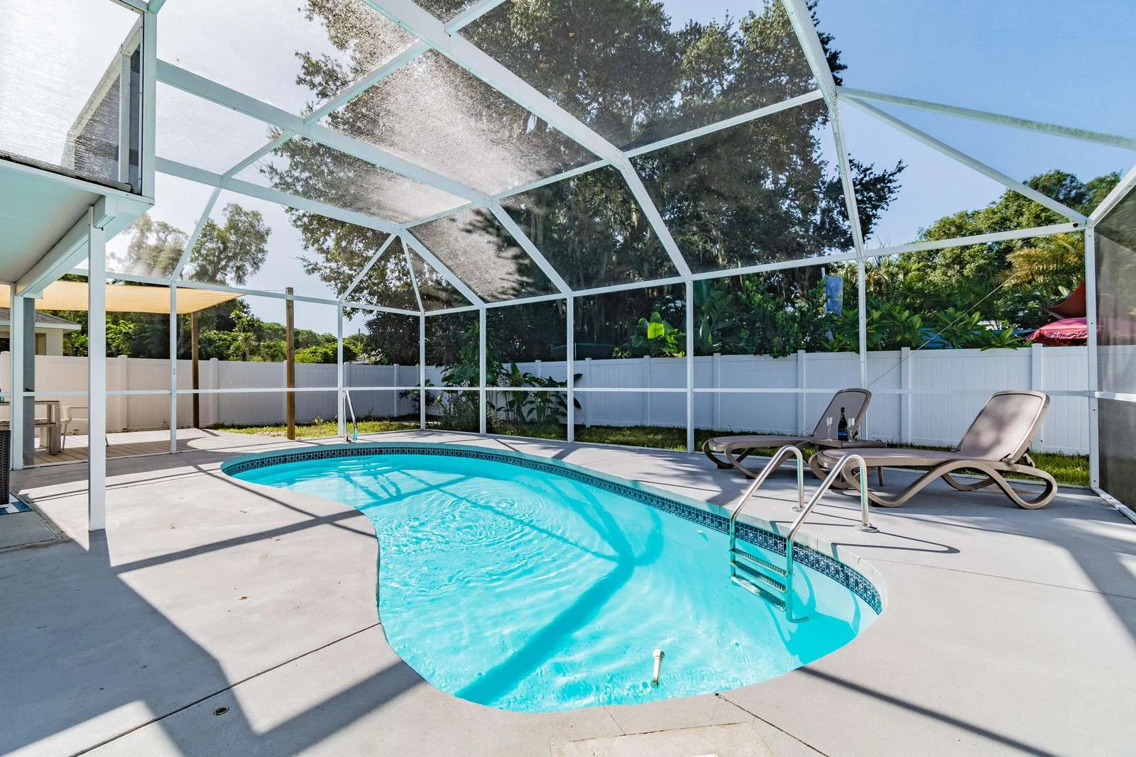 Pool lounge
